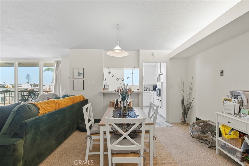 Dining area - 310 Fernando Street 208, Newport Beach CA 92661 - photo 6