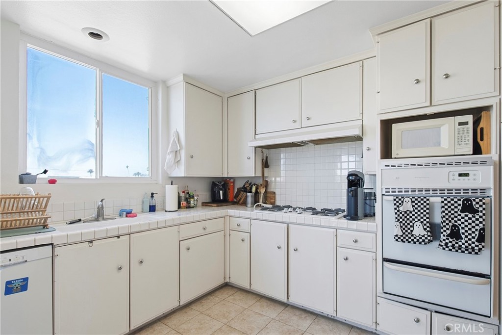 Kitchen - 310 Fernando Street 208, Newport Beach CA 92661 - photo 7