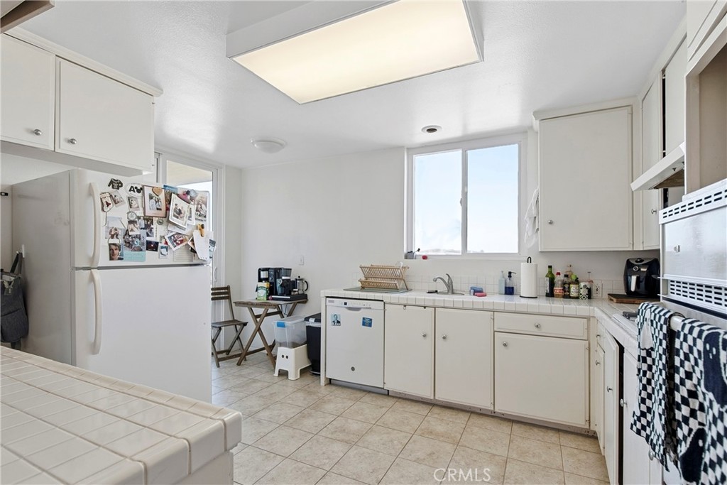 Kitchen​​‌​​​​‌​​‌‌​​‌‌​​‌‌​​‌​​​‌‌​‌​​​​‌‌​‌​​ - 310 Fernando Street 208, Newport Beach CA 92661 - photo 9