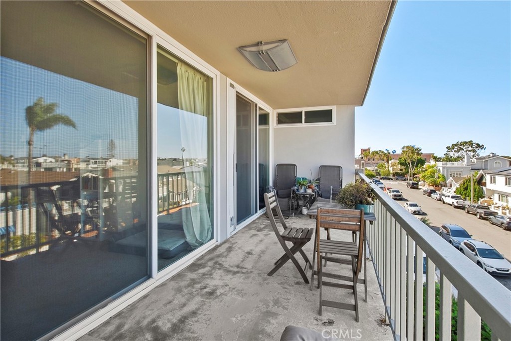 Covered balcony - 310 Fernando Street 208, Newport Beach CA 92661 - photo 12