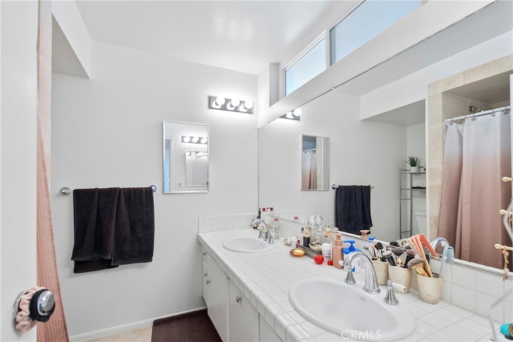 Primary bath with dual sinks - 310 Fernando Street 208, Newport Beach CA 92661 - photo 15