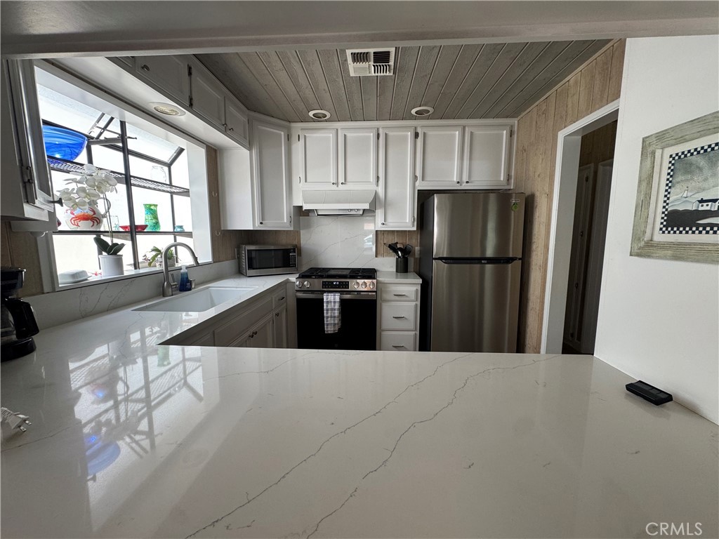 315 Diamond Avenue, Newport Beach CA 92662 - photo 8