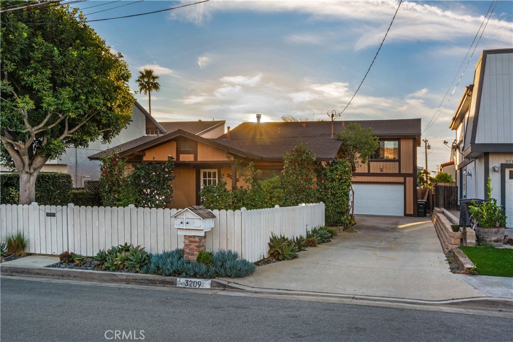 Welcome to 3209 Clay, a nicely upgraded triplex in Newport Heights - 3209 Clay, Newport Beach CA 92663 - photo 1