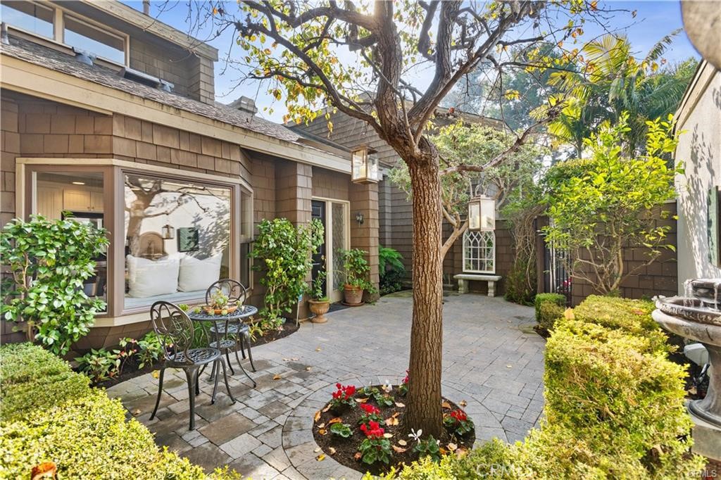 Photos are from prior listing. Home is tenant occupied and as such prior photos were used. - 4 Sea Island Drive, Newport Beach CA 92660 - photo 3