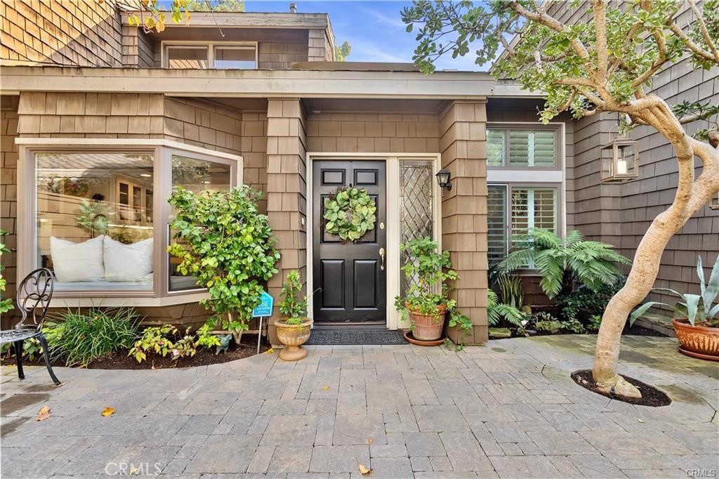 Photos are from prior listing. Home is tenant occupied and as such prior photos were used. - 4 Sea Island Drive, Newport Beach CA 92660 - photo 4