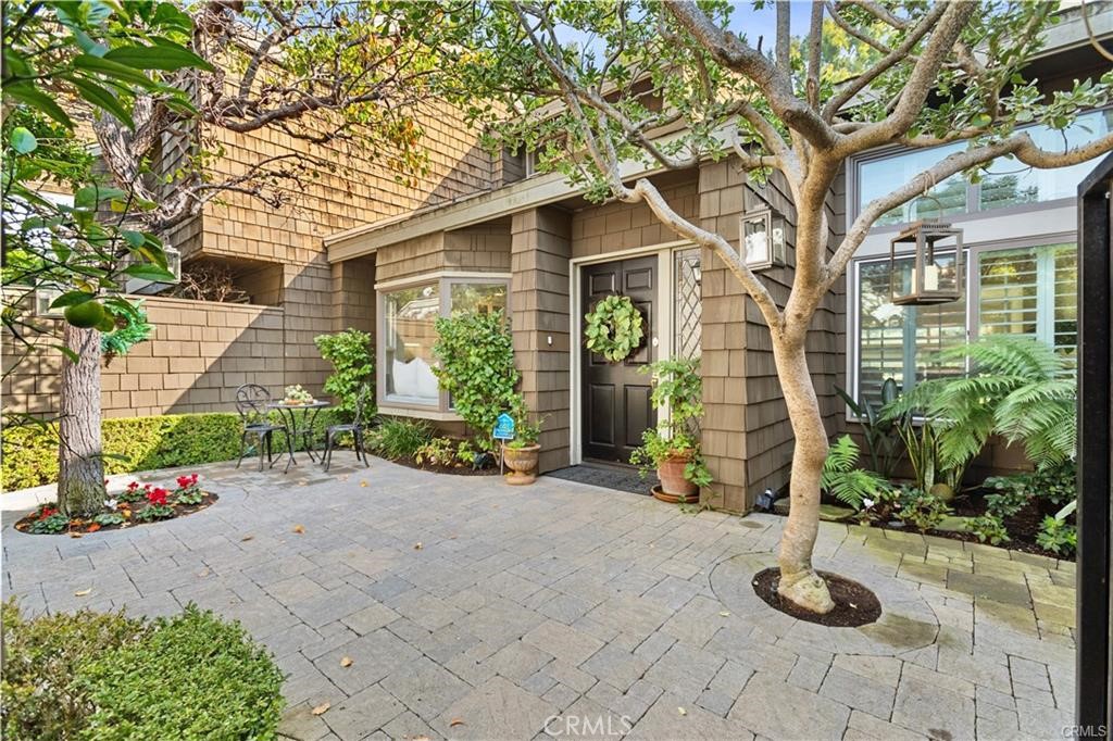 Photos are from prior listing. Home is tenant occupied and as such prior photos were used. - 4 Sea Island Drive, Newport Beach CA 92660 - photo 5
