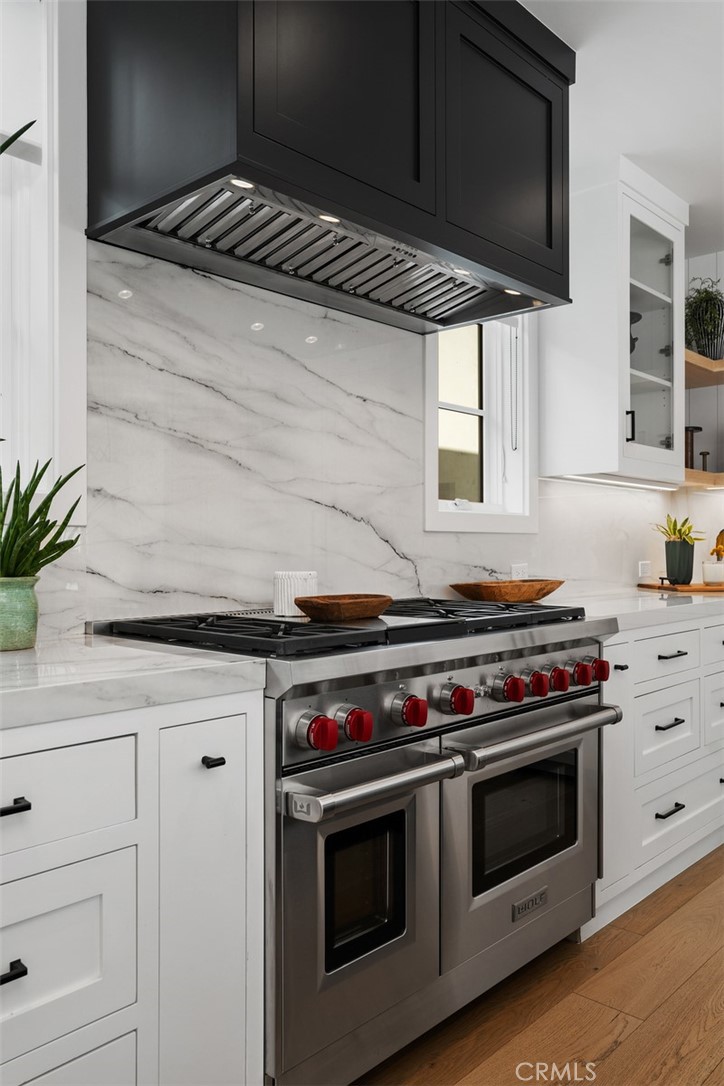 Kitchen with 6-burner Wolf Range and quartz backsplash - 418 1/2 Larkspur, Newport Beach CA 92625 - photo 14