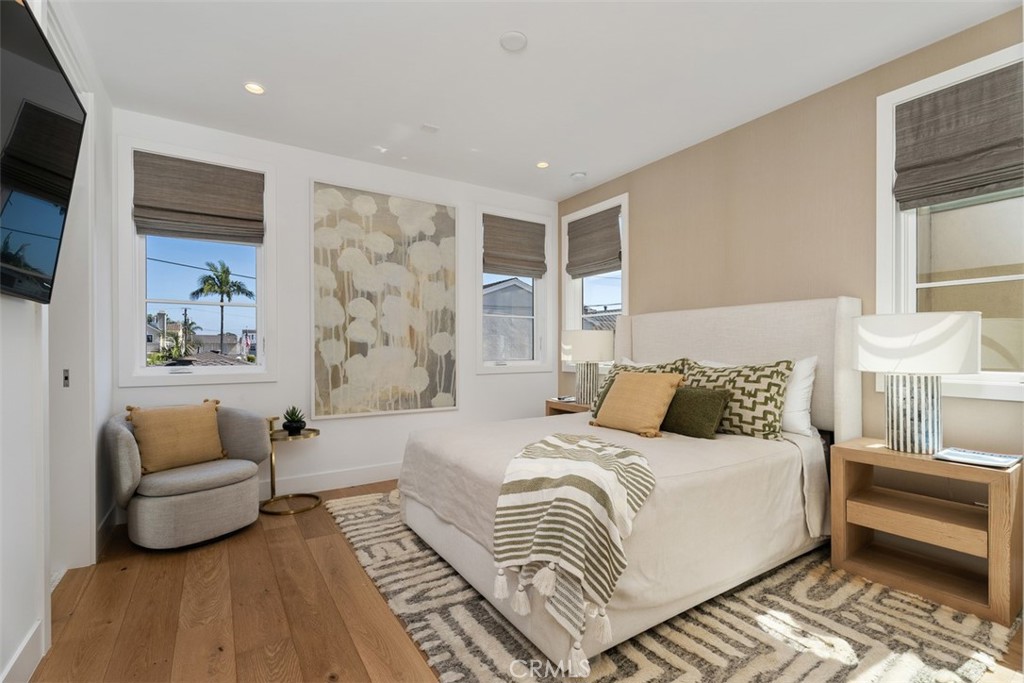 Primary Bedroom with automatic shades on all windows - 418 1/2 Larkspur, Newport Beach CA 92625 - photo 15