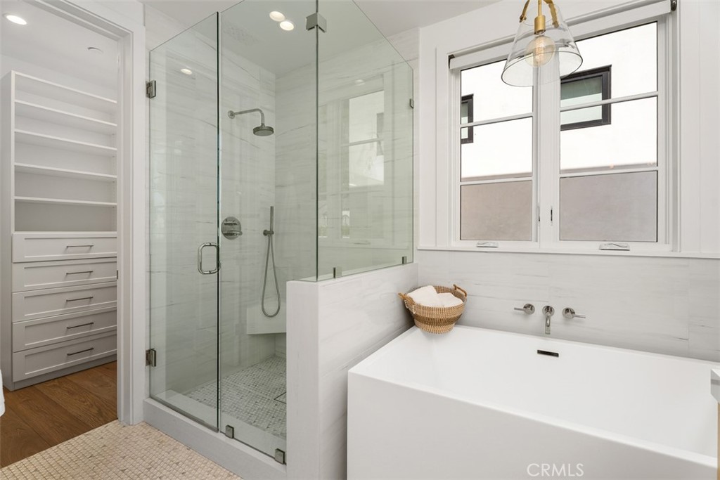 Primary Bath: Walk-in Shower and soaking tub with automatic shades - 418 1/2 Larkspur, Newport Beach CA 92625 - photo 18