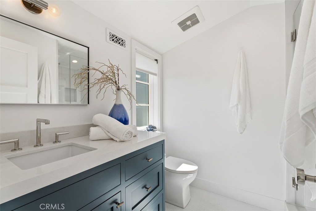Secondary ensuite bathroom with walk-in shower and decorator tile. - 418 1/2 Larkspur, Newport Beach CA 92625 - photo 28