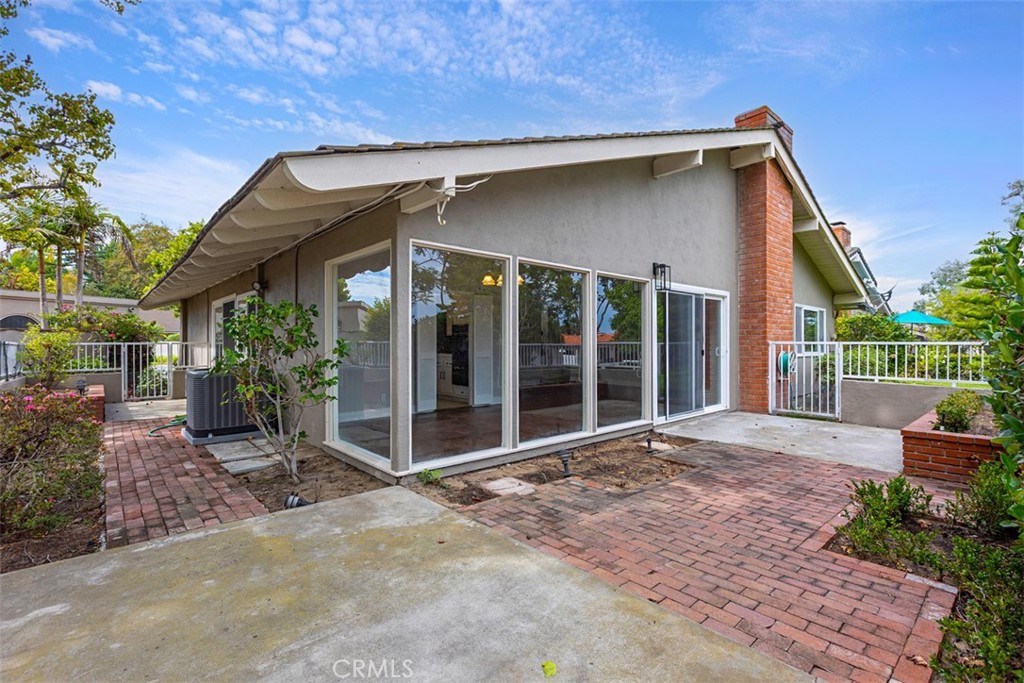 Large back patio - 424 Onda, Newport Beach CA 92660 - photo 5