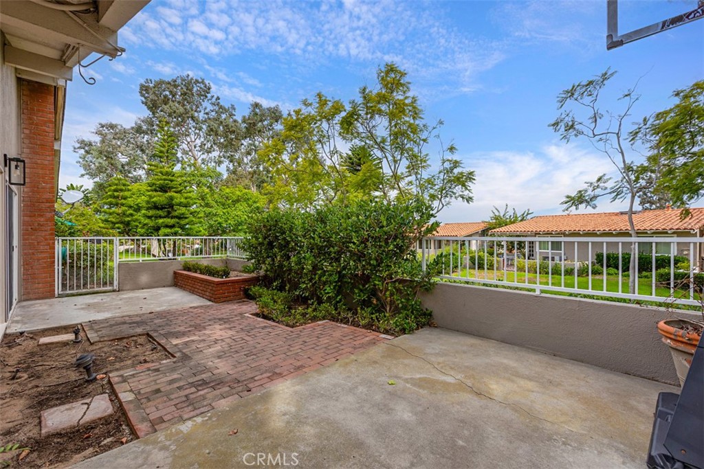 Patio and Greenbelt with Walking Paths - 424 Onda, Newport Beach CA 92660 - photo 6