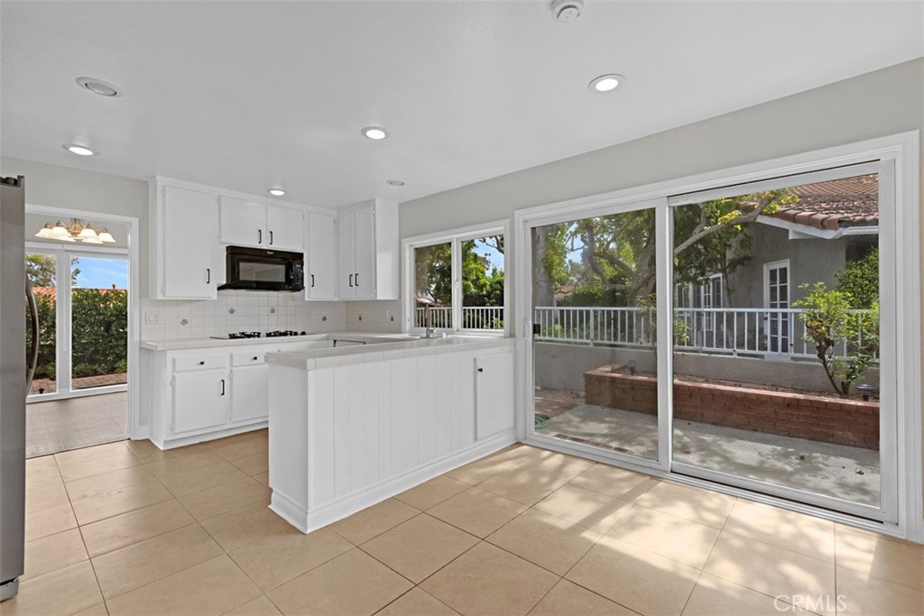 Kitchen - 424 Onda, Newport Beach CA 92660 - photo 12