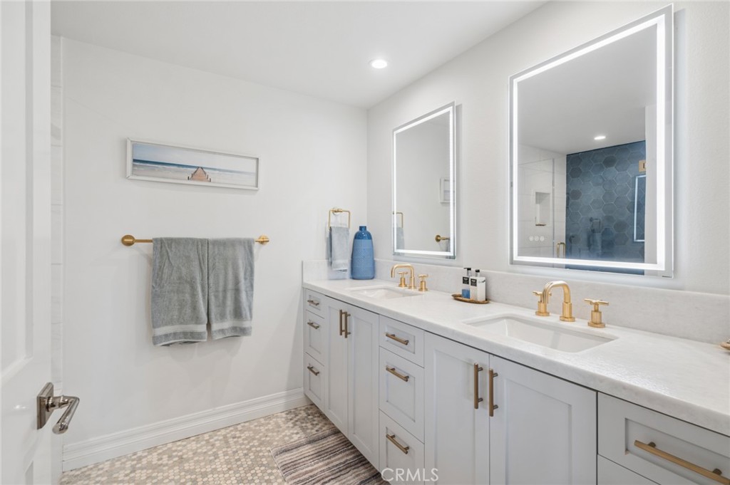 lower level bathroom - 424 Vista Grande, Newport Beach CA 92660 - photo 23