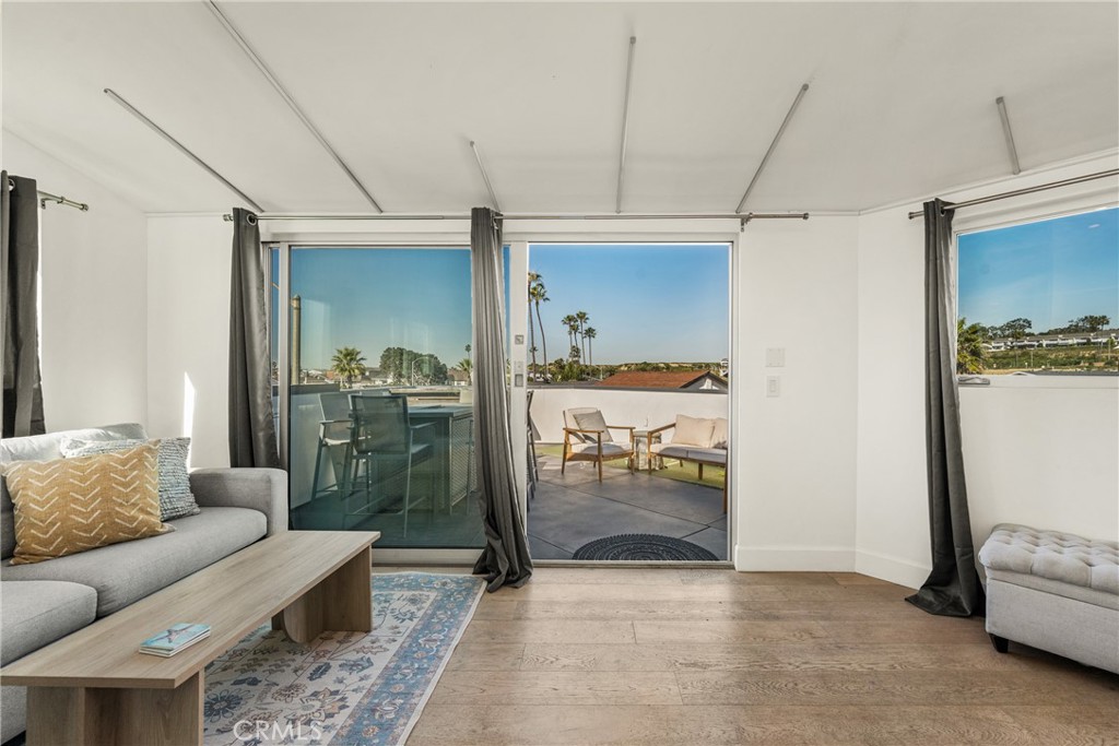 Versatile loft that opens to rooftop deck - 4405 Channel Place, Newport Beach CA 92663 - photo 42