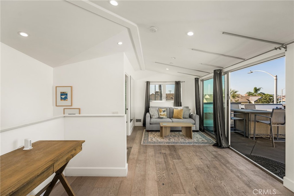 Versatile loft that opens to rooftop deck - 4405 Channel Place, Newport Beach CA 92663 - photo 43