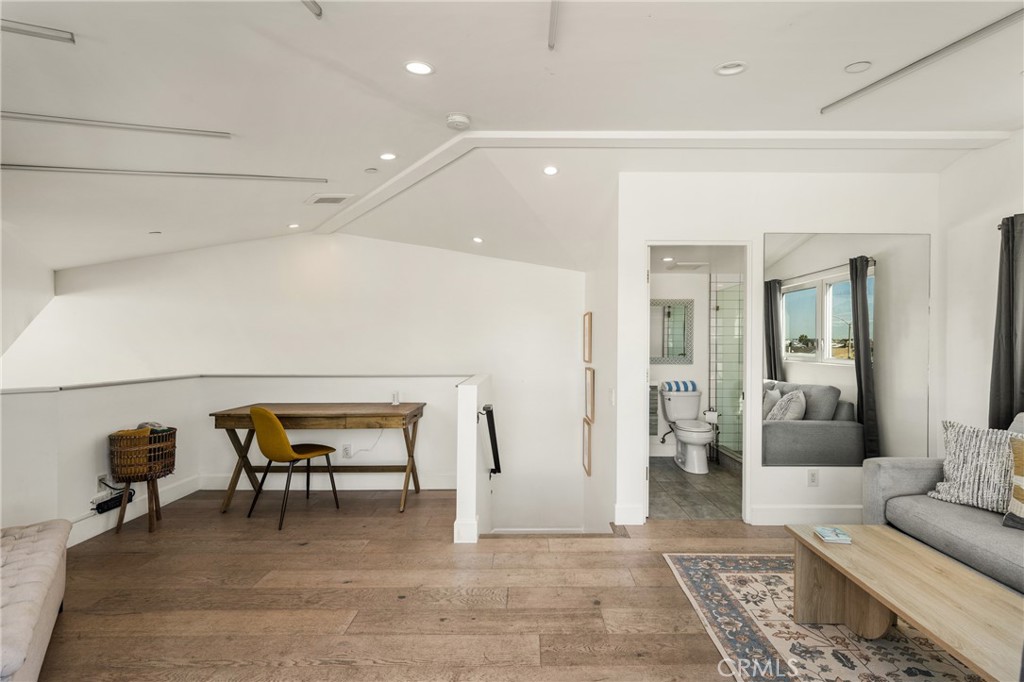 Versatile loft that opens to rooftop deck - 4405 Channel Place, Newport Beach CA 92663 - photo 44