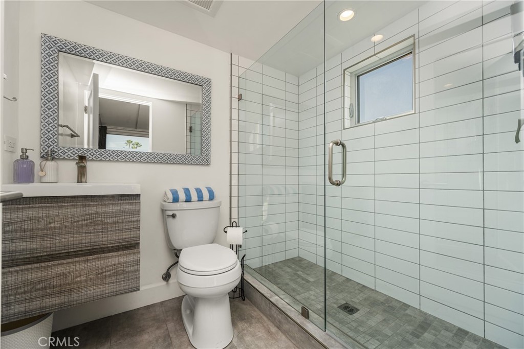 Loft bathroom - 4405 Channel Place, Newport Beach CA 92663 - photo 45