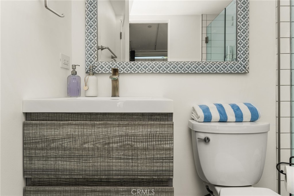 Loft bathroom - 4405 Channel Place, Newport Beach CA 92663 - photo 46