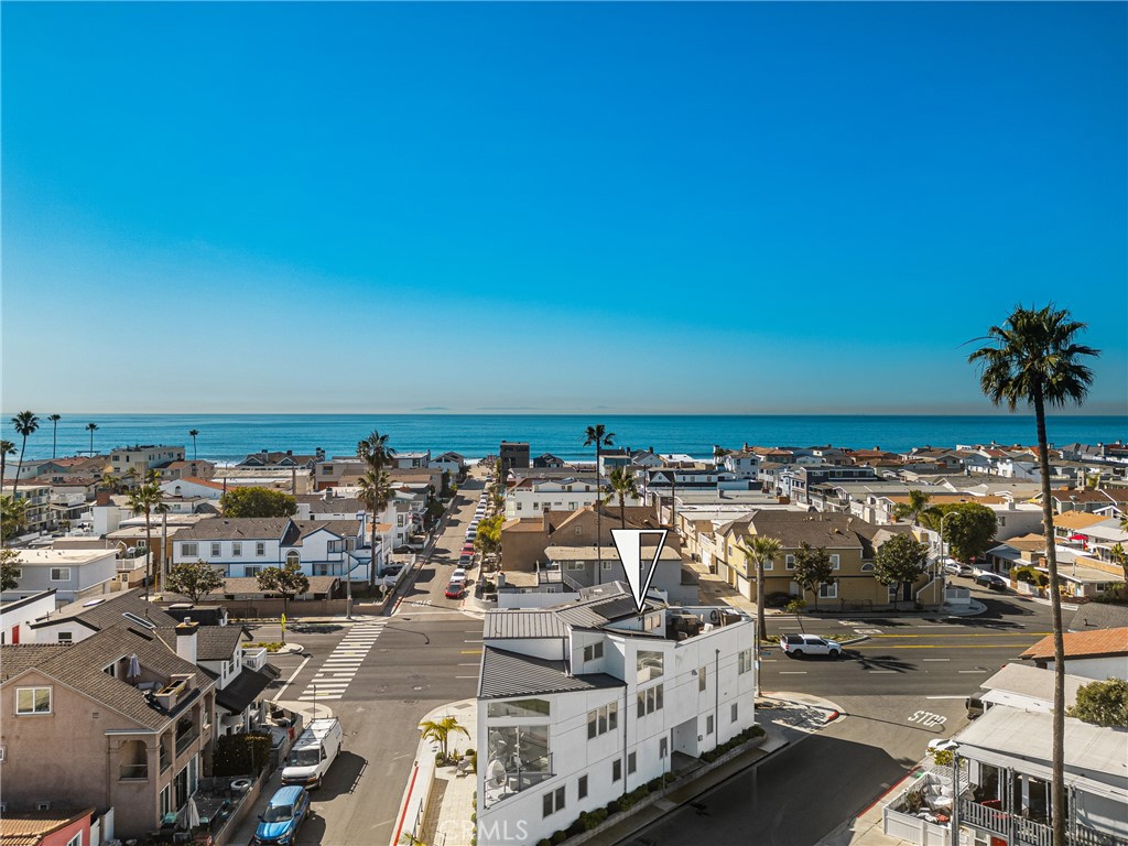 Situated in a sought-after area of the Balboa Peninsula near the beach and adjacent to green space, this residence offer - 4405 Channel Place, Newport Beach CA 92663 - photo 60