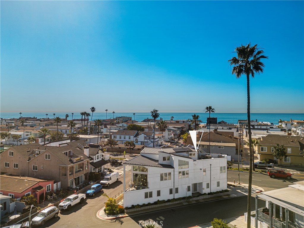 Situated in a sought-after area of the Balboa Peninsula near the beach and adjacent to green space, this residence offer - 4405 Channel Place, Newport Beach CA 92663 - photo 61