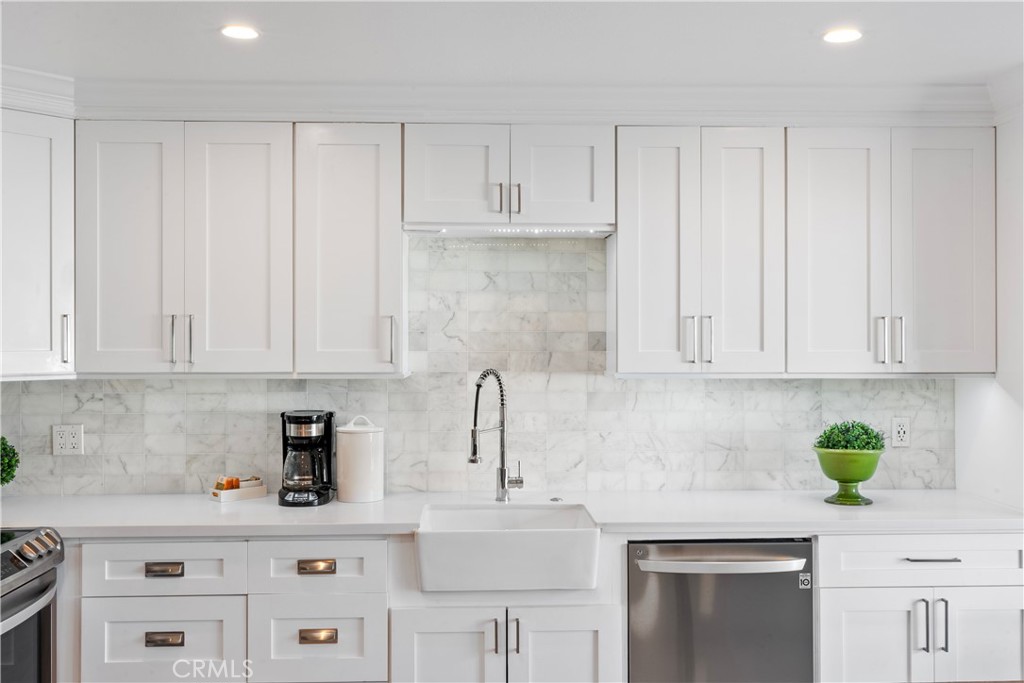Kitchen - 500 Cagney Lane 205, Newport Beach CA 92663 - photo 9
