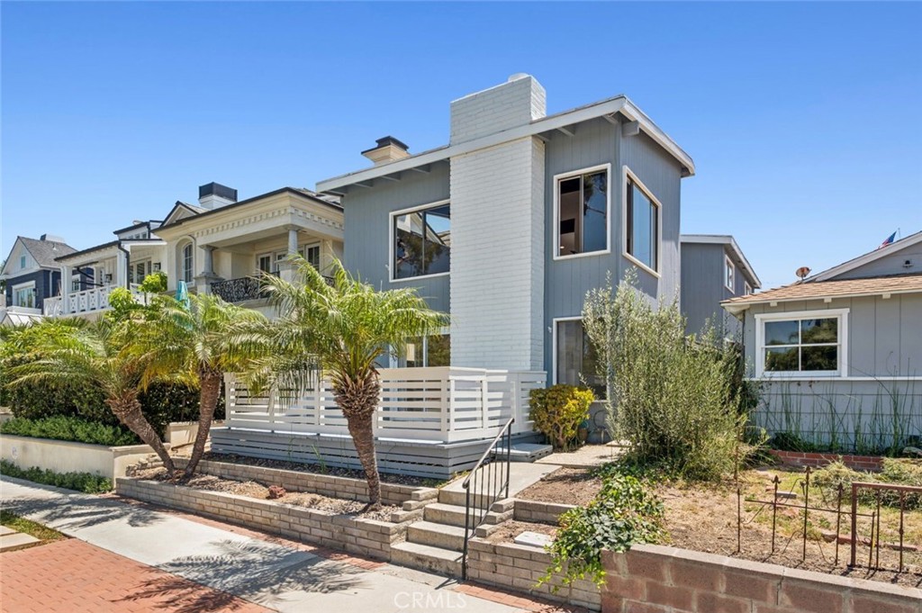 Elevated pad provides extra privacy from street - 510 Avocado, Newport Beach CA 92625 - photo 1