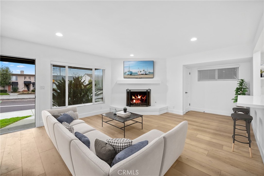 Virtually Staged - 526 Irvine Avenue, Newport Beach CA 92663 - photo 1