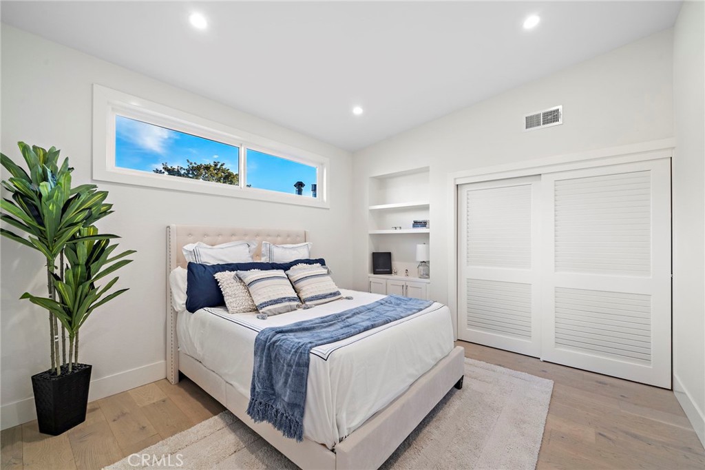 Natural light in this large bedroom which holds a California King bed. - 526 Vista Grande, Newport Beach CA 92660 - photo 8