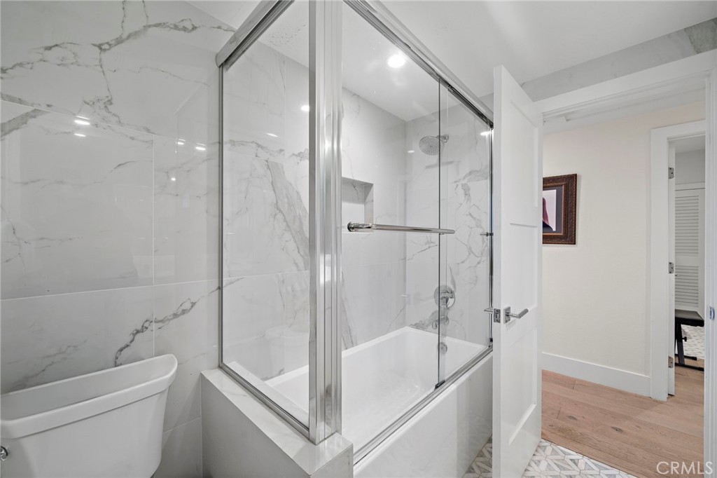 Upstairs hall bath with extra large tub. - 526 Vista Grande, Newport Beach CA 92660 - photo 9
