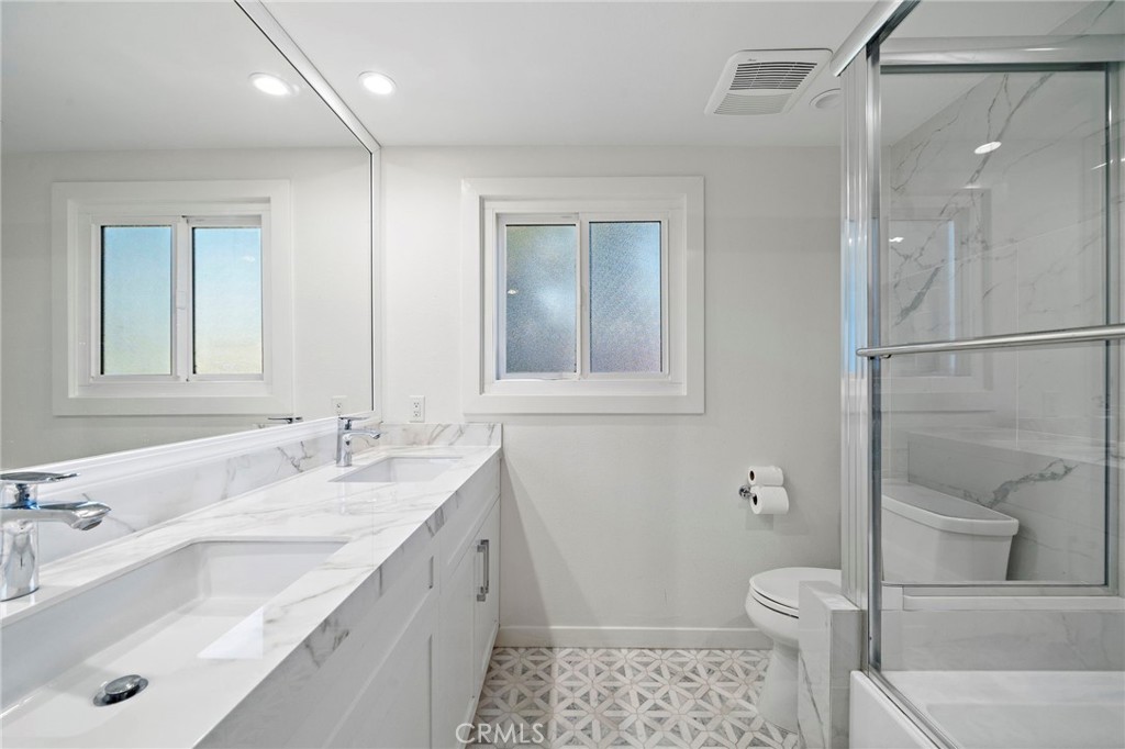 Double sink upstairs bath with extra large tub & shower & the flooring is a marble/quartz pattern. - 526 Vista Grande, Newport Beach CA 92660 - photo 10