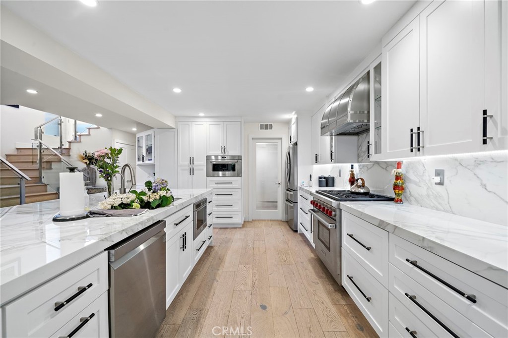 The Reed glass is the entrance to your Butler's pantry. All the cabinets & handles are custom designed. There are custom - 526 Vista Grande, Newport Beach CA 92660 - photo 14
