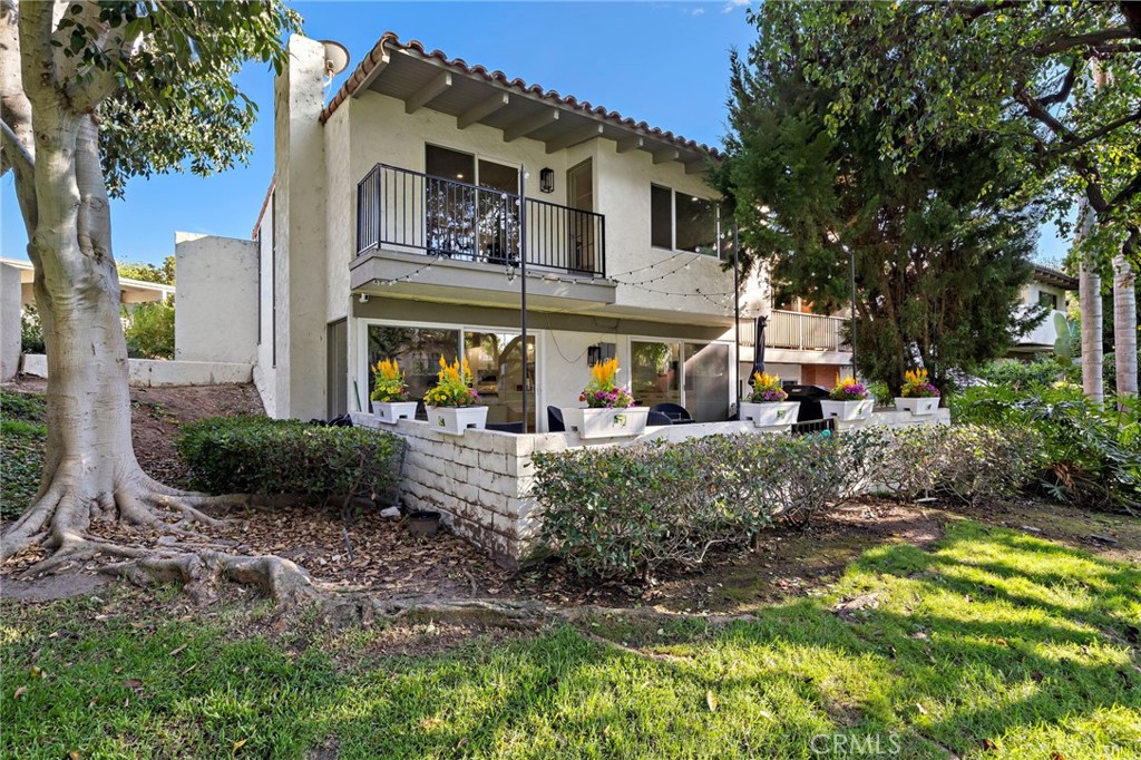 Spacious end unit with lots of mature trees and lush landscaping that surrounds the home - 526 Vista Grande, Newport Beach CA 92660 - photo 23
