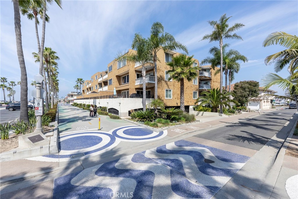 Building - 600 E Oceanfront 1D, Newport Beach CA 92661 - photo 2