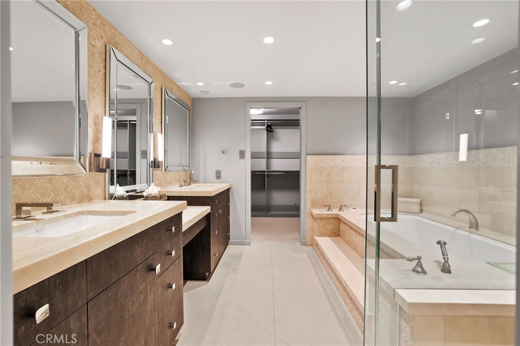 Primary with soaking/jetted tub and shower, private water closet - 601 Lido Park, Newport Beach CA 92663 - photo 21