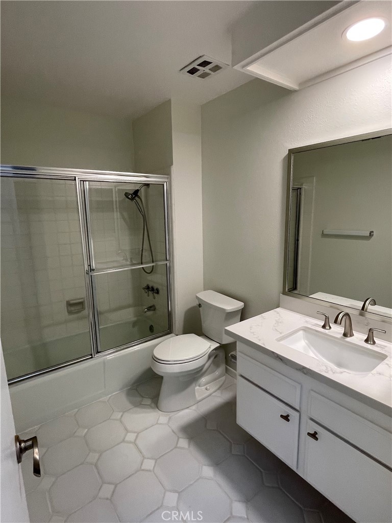 Upstairs secondary bathroom - 8 Land Fall Court, Newport Beach CA 92663 - photo 15