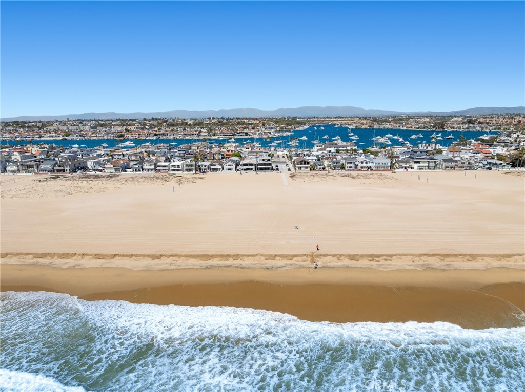 800 W Oceanfront, Newport Beach CA 92661 - photo 31