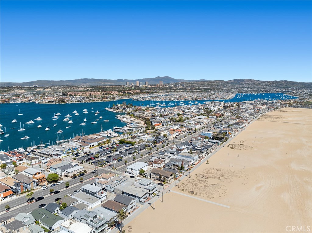800 W Oceanfront, Newport Beach CA 92661 - photo 32