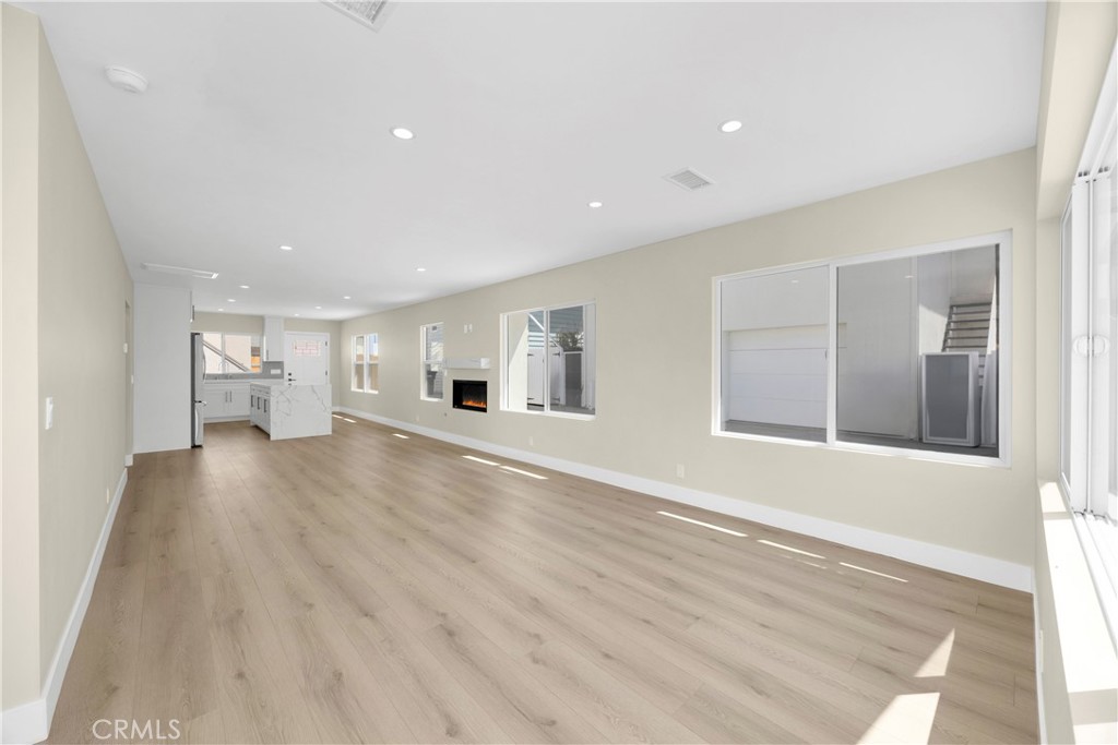 Large Living room - 806 W Balboa Boulevard Front, Newport Beach CA 92661 - photo 6