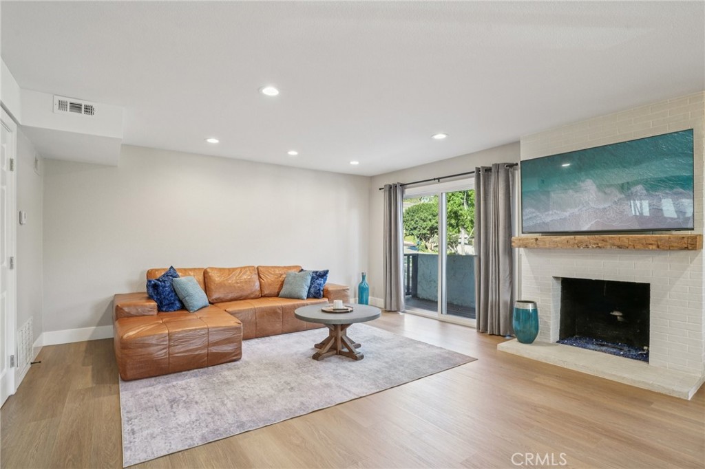 835 Amigos Way 8, Newport Beach CA 92660 - photo 1