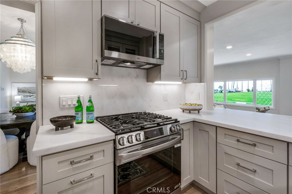 Enjoy preparing meals while still taking in the views - 920 E Oceanfront, Newport Beach CA 92661 - photo 11