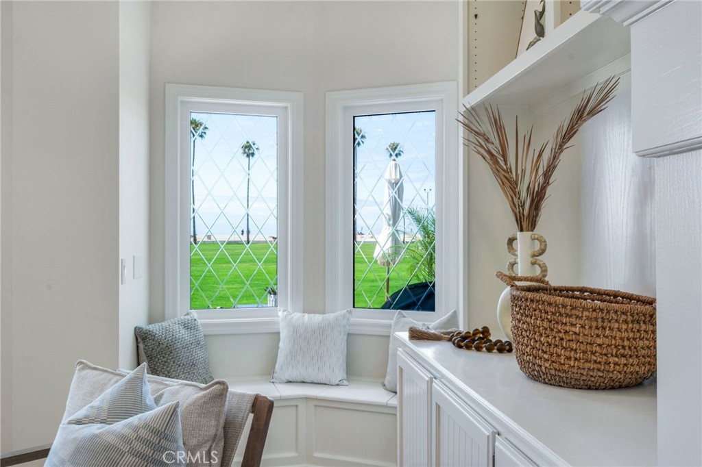Charming window seat ready for reading or a fun board game - 920 E Oceanfront, Newport Beach CA 92661 - photo 13