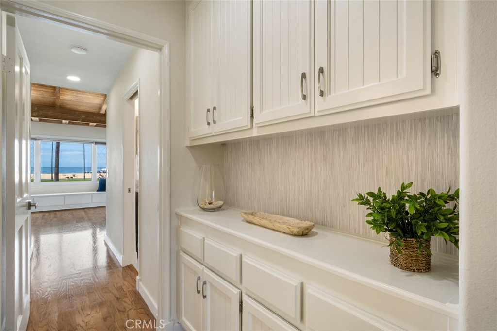 Built-in linen storage - 920 E Oceanfront, Newport Beach CA 92661 - photo 23