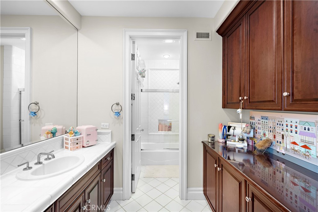 Upstairs junior suite bathroom - 96 Old Course, Newport Beach CA 92660 - photo 25