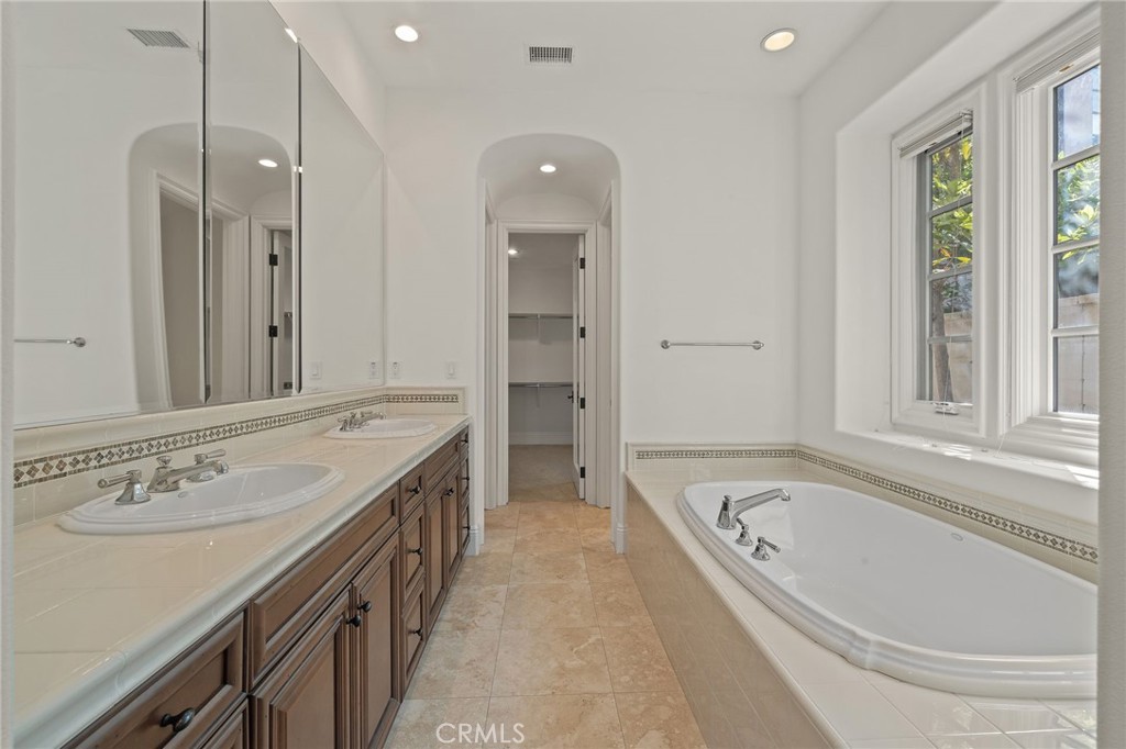 Main Level Suite - 30 Surfspray Bluff, Newport Coast CA 92657 - photo 16