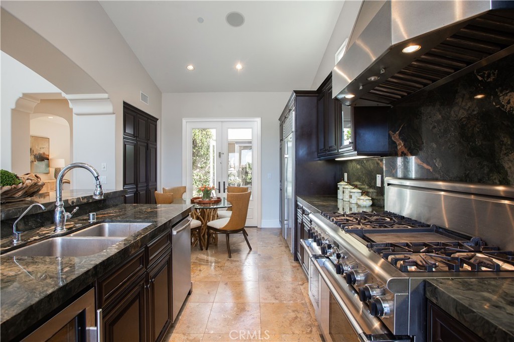 Kitchen - 6 Surfspray Bluff, Newport Coast CA 92657 - photo 15