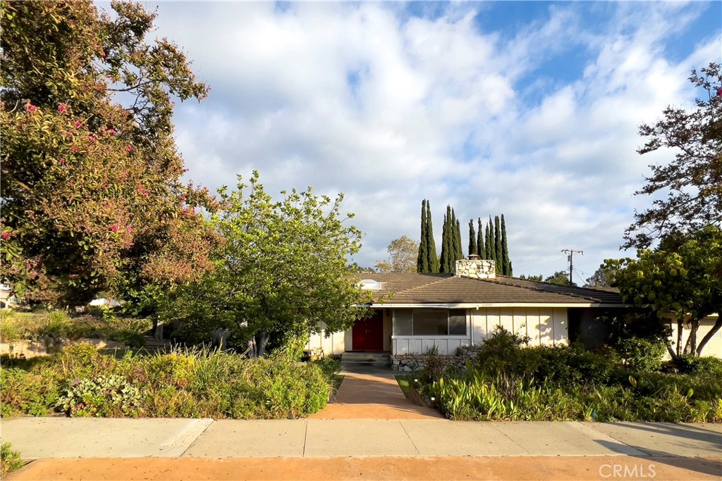 Incredible single-story ranch on a sprawling North Tustin 18,300 SF corner lot. - 11252 Bimini, North Tustin CA 92705 - photo 1