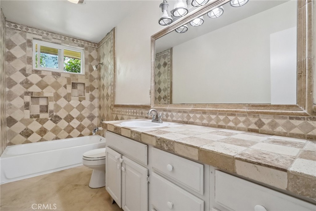 Full bathroom - 12312 Newport, North Tustin CA 92705 - photo 13