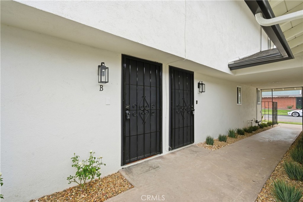 1172 N Shattuck B, Orange CA 92867 - photo 1