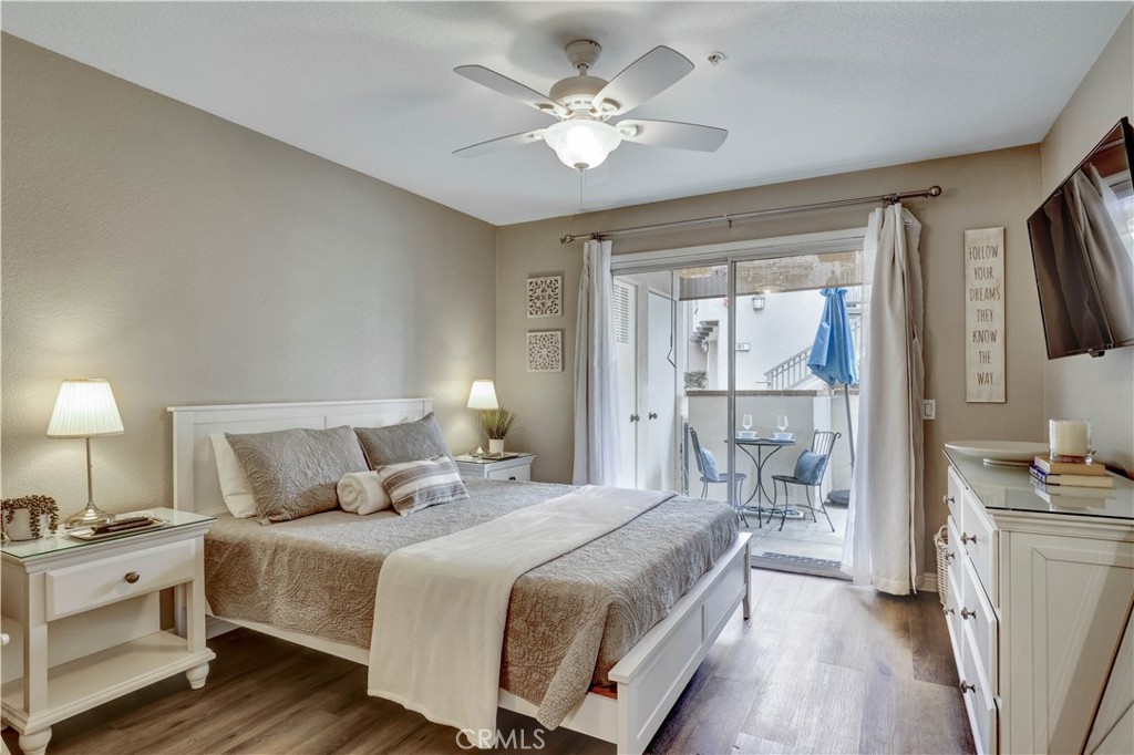 Primary Suite with view to private patio and Smart TV, en suite full Bathroom - 129 N Cross Creek, Orange CA 92869 - photo 21